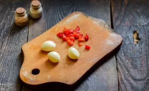 Prepare garlic and chili. Finely chop the chili, wearing gloves so as not to burn your hands.