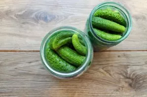 Wash the cucumbers thoroughly and, without cutting off the tips, tightly put them in a jar to the shoulders.