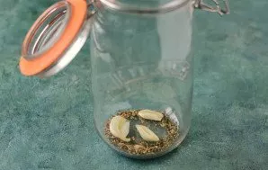 Place half of the spices and garlic on the bottom of a pre-sterilized jar.