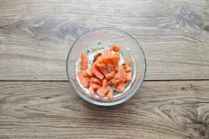 Chop the red fish and mix with the curd mass.