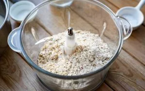 Put the oatmeal in a blender bowl.