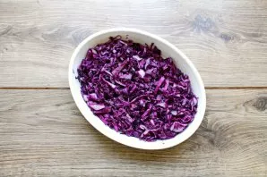 Chop the red cabbage, salt it, add sugar and rub it with your hands to soften it. Grease the baking dish with vegetable oil and lay out t...