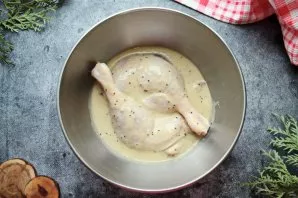 Put the duck parts in a bowl and pour the marinade. Mix everything thoroughly, close and refrigerate for 12 hours.