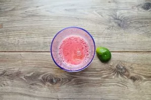 Put the watermelon pulp in a blender, squeeze the lime juice and beat everything until smooth.