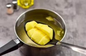 When the broth is ready, peel and wash the potatoes and dry. Cut the potatoes into medium pieces and put in the broth.