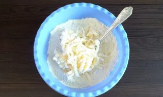 Rub the cold butter into the bowl with the flour.