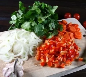 We put the meat in a large saucepan, pour 4 l of cold water and set it to boil. Meanwhile, we are engaged in vegetables: we cut the onion...