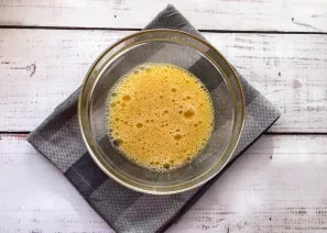 Beat the eggs with a pinch of salt in a separate bowl.