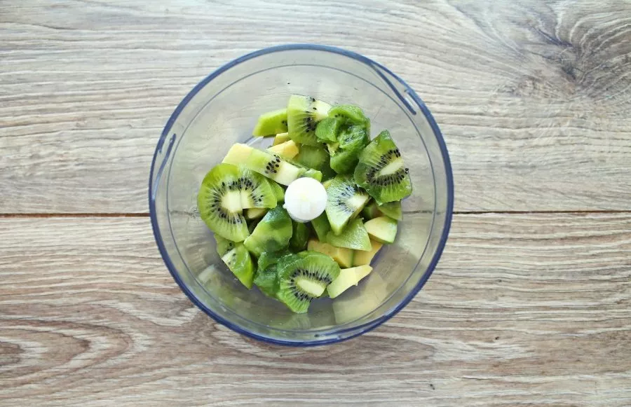 Peel the kiwis and cut them into pieces, put them in a bowl.