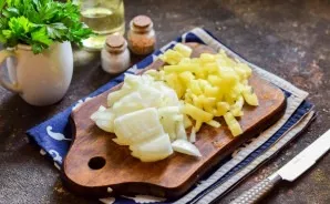 Cut the sweet pepper into strips, you can chop the onion into small cubes.
