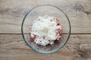 Rinse the rice and cook for 10 minutes until half cooked, put in a sieve and let the broth drain. Put the cooled rice in a bowl with meat.