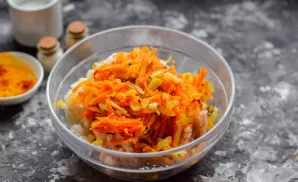 Peel carrots and onions, chop and fry in vegetable oil for a few minutes. Add vegetables to minced meat.