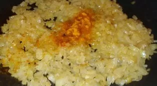 Heat a piece of butter in a pan. Fry the onion and garlic on it until a beautiful golden brown color. At the end, add turmeric.