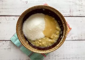 Pour sugar, add honey and mix well.