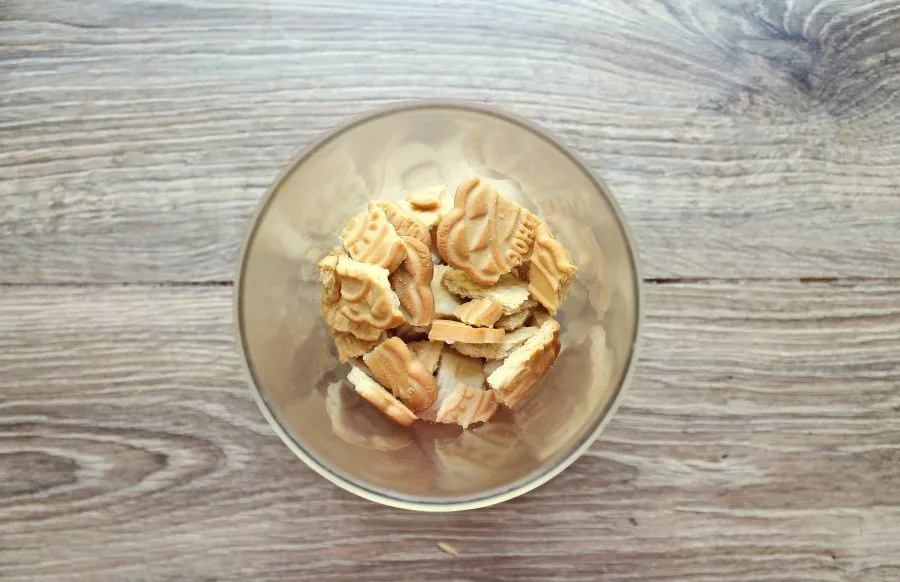 Break up the cookies and place them in the bowl with the bananas.