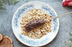Cut bananas into pieces of the desired size. Roll the bananas on a wooden skewer and completely coat with chocolate hazelnut cream.