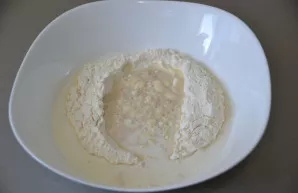 After 10-15 minutes, a light foam will appear, indicating that the yeast has begun to ,,work,,.