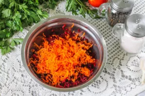 Peel the beets and carrots, rinse the root vegetables in water. Grate with a fine mesh grater into a bowl.