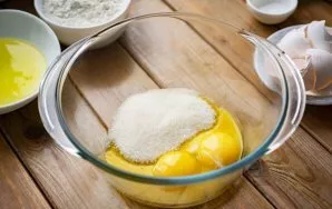 Put the yolks in a spacious bowl, add sugar and vanillin.