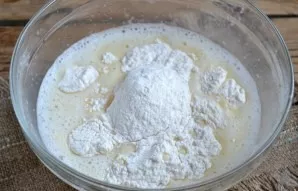 Add flour and baking powder, beat the resulting mass with a mixer so that no lumps of flour form in the dough.