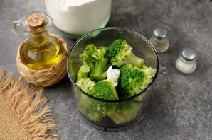 Transfer slightly cooled broccoli to a blender, rub at a low speed. You need to leave small pieces, do not crush broccoli into a homogene...