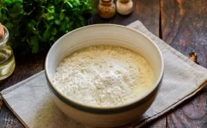 Pour milk into a bowl and add flour, beat everything with a mixer at medium speed.