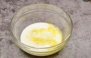 Beat the egg and pour the milk. Stir.