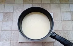 Gradually add flour, whipping the dough with a whisk. Pour in refined sunflower oil. There should be no lumps.