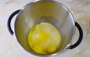 Mix eggs with sugar and beat into a fluffy thick mass.