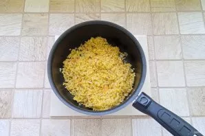 Rinse the bulgur and put it in a bowl with vegetables.