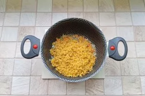 Wash the bulgur and put it in a saucepan with onions and carrots.