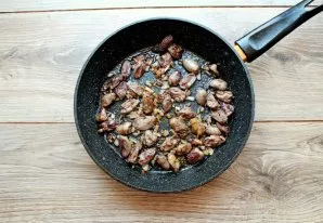 Fry everything over high heat, stirring for 7-8 minutes. Salt, add curry, stir and fry for another 3 minutes over medium heat.