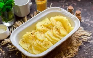 Transfer the potatoes to a greased tin. Sprinkle the potatoes with the spices of your choice.