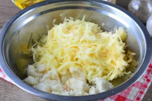 Mix grated potatoes with bread soaked in milk. Stir.