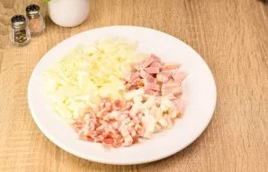 Meanwhile, while the potatoes are boiling, peel and finely chop the onion. Cut the bacon (of both types) into small pieces.
