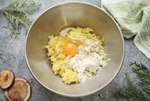 Grate the potatoes on a coarse grater, beat the egg and add flour. Mix everything thoroughly.