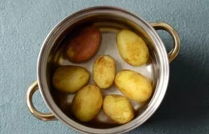 Boil water with salt, add potatoes. Reduce the heat a little and simmer for about 15-18 minutes until half cooked.