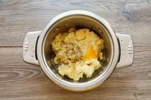 Break egg yolk into the mashed potatoes, add pepper and mix until smooth.