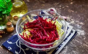 Peel the beets, wash, grate. Put the beets in a bowl with zucchini.