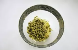 Add canned green peas to the salad bowl.