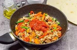 Now put the tomatoes in your own juice, salt, pepper and paprika in the pan.