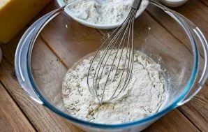 Add 2 tablespoons of flour to the yeast mixture. Stir with a whisk and leave the bowl with this mixture for 15-20 minutes.