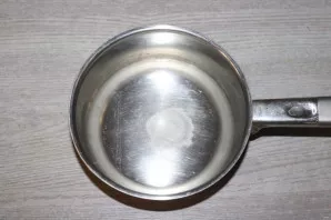 Bring water with salt and oil to a boil.