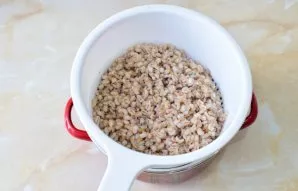 Then boil the pearl barley in a separate saucepan for 1 hour. Grains should become soft. Drain in a colander and pour cold water.