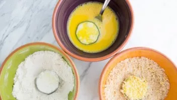 Soak the zucchini in flour, then in an egg, and then in breadcrumbs.