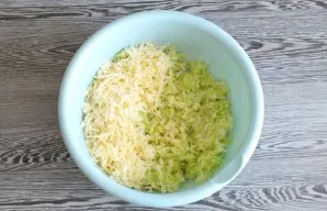 Grate the cheese on a fine grater. Chop the garlic. Transfer to a bowl of zucchini.