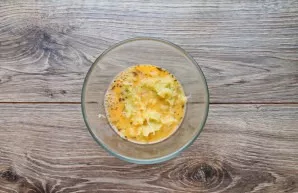 Grate the zucchini with a medium grater, squeeze out the liquid and add to the egg mixture. Salt everything and mix.