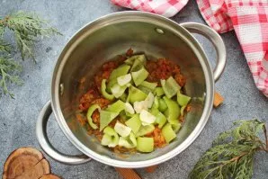 Clean the peppers and cut into pieces. Peel the garlic, cut into slices and, together with the peppers, add to the fried vegetables.