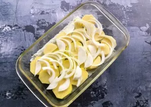 Cut the onion into half rings and put on top of the potatoes.