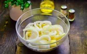 Then peel the onion, rinse and dry. Cut the onion into half rings.
